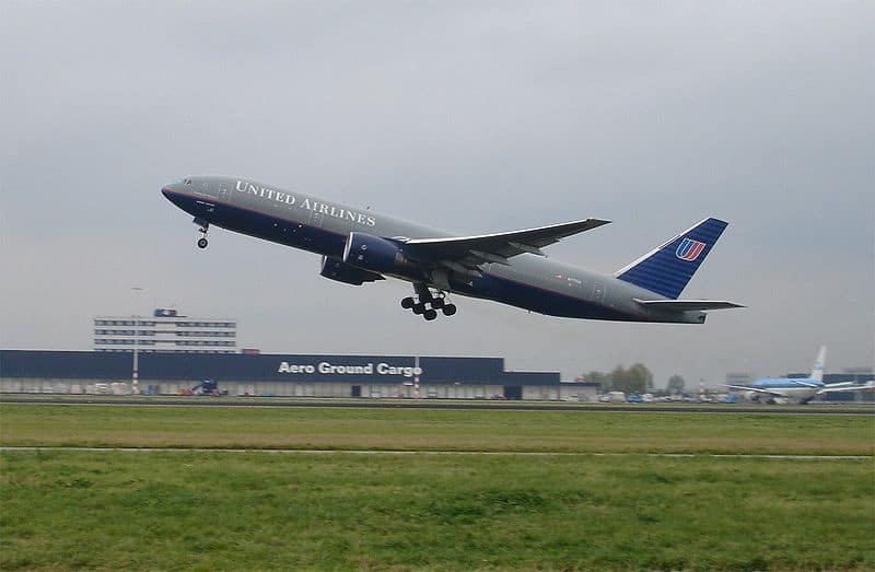 800px-united_airlines_aircraft_taking_off_at_schiphol_airport